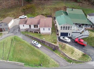 1065 Russell Hill St, Grundy, VA 24614