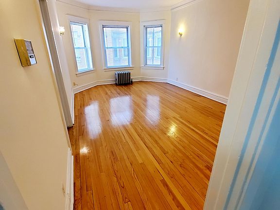 3rd image of 6900 N Sheridan Rd APT 3