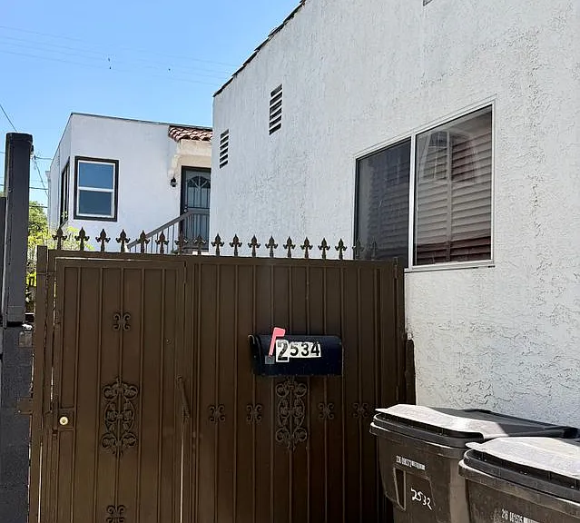 2534 Cedar Ave — Photo 3