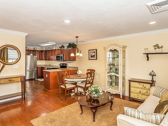5th image of 1211 Willow Ln #1211