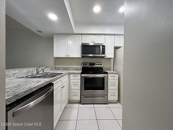 3rd image of 3051 Sir Hamilton Cir #8