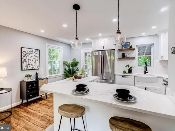2130 Farrington Ave, Alexandria, VA 22303