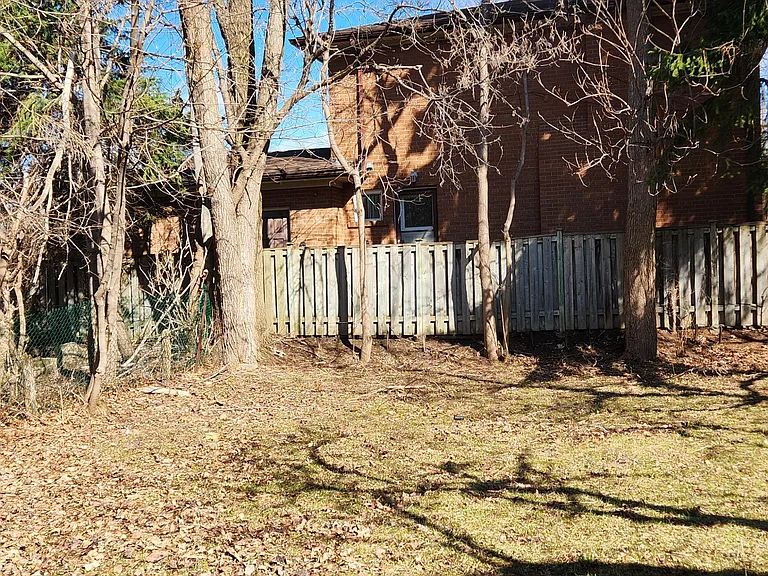 126 Olive Ave — Photo 3