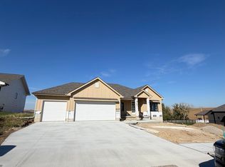 19104 Pinehurst Ave, Omaha, NE 68136