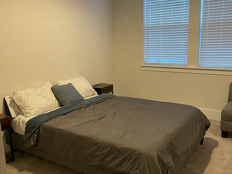 2nd bedroom- queen bed and closet