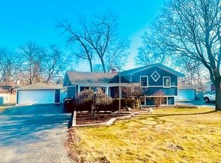 319 Sunrise Ave, Willowbrook, IL 60527