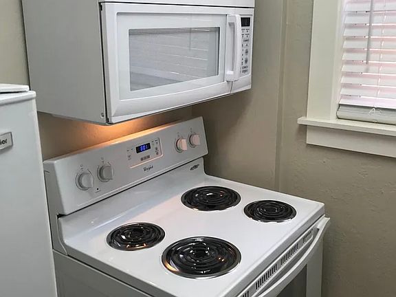 3rd image of 1909 N Douglas Ave #8