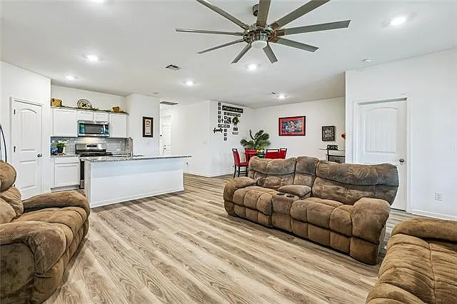 115 Pretty Acres Ave — Photo 2