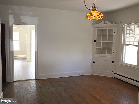 3rd image of 901 Roslyn Ave