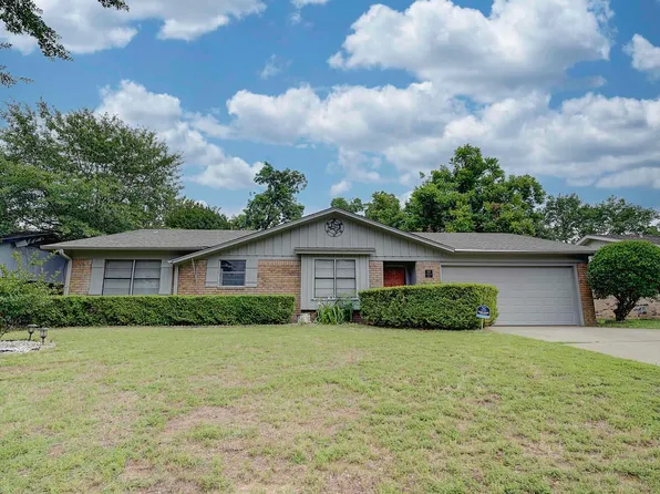 228 E Greenfield Dr, Wake Village, TX 75501
