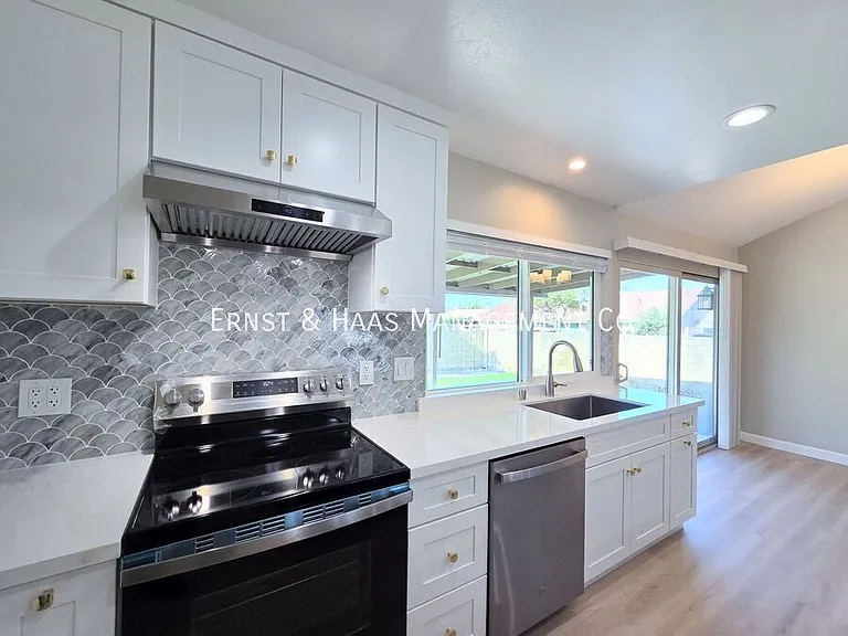 13118 Carolyn St — Photo 10