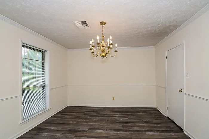 3 bed, 2.0 bath, 2160 sqft, $1,905 — Photo 3