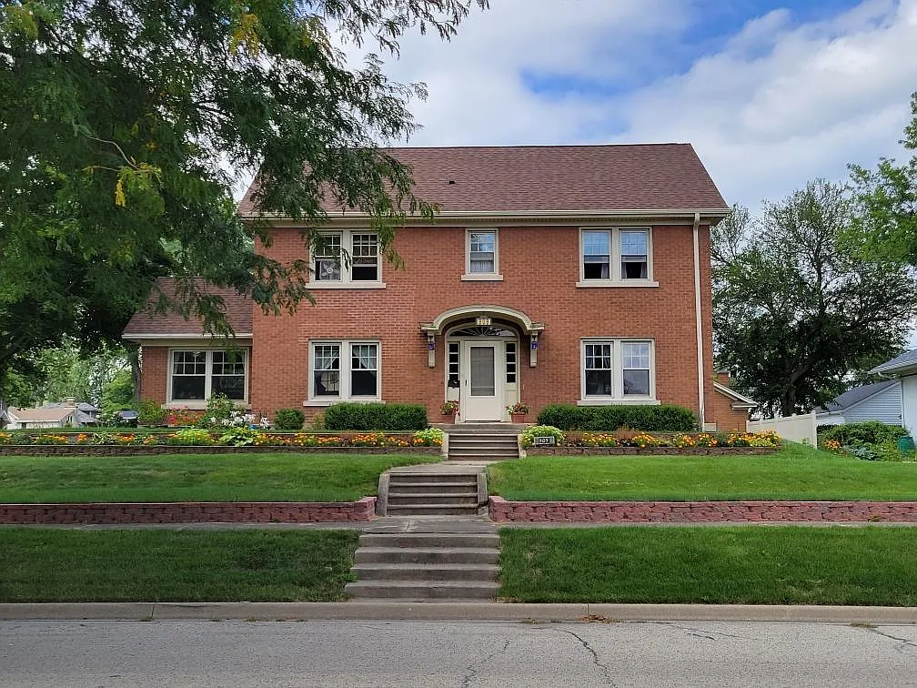 909 Douglas St photo 1