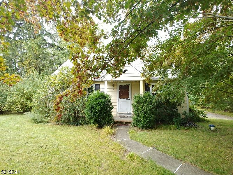1st image of 8 Linda Ln