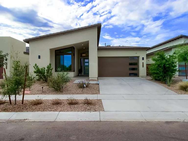 1005 E Paseo Way — Photo 3