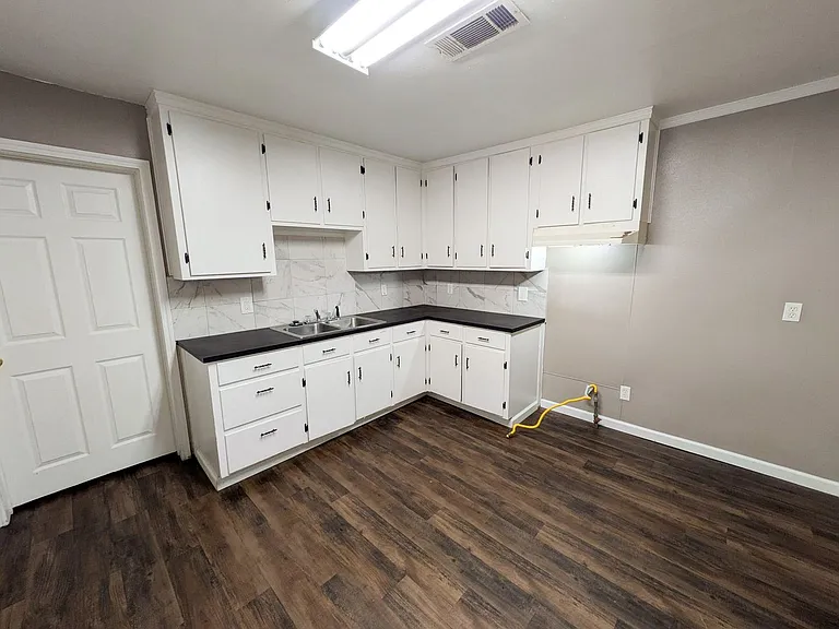 1624 Franklin Ave — Photo 5