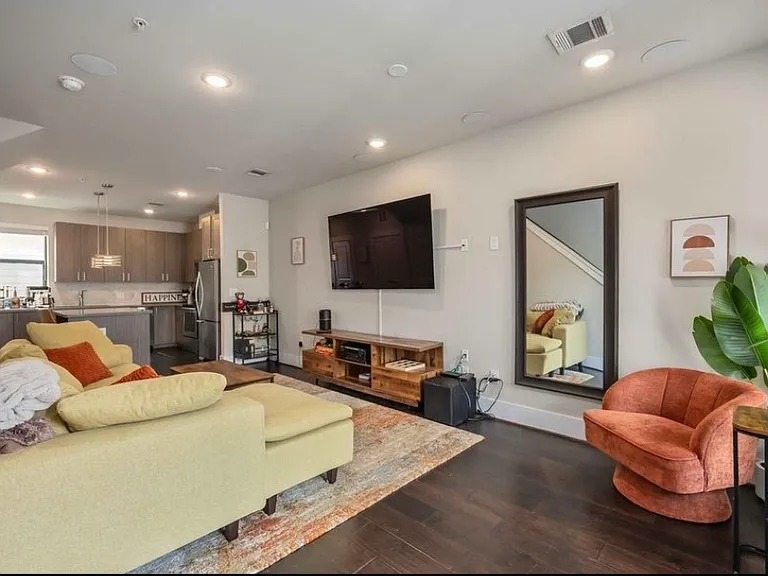 2401 Crawford St — Photo 2