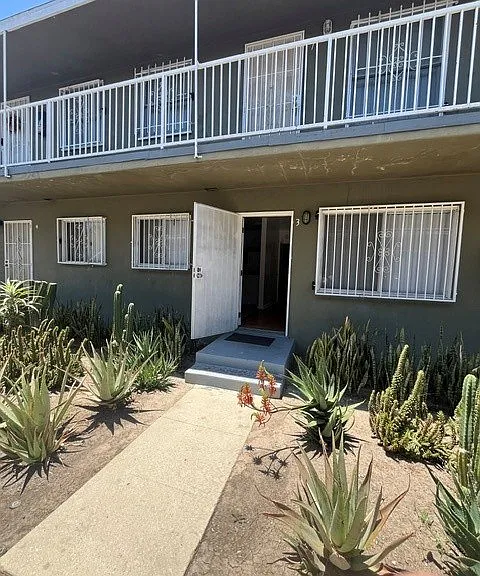 1540 & 1544 W. Florence Avenue — Photo 19