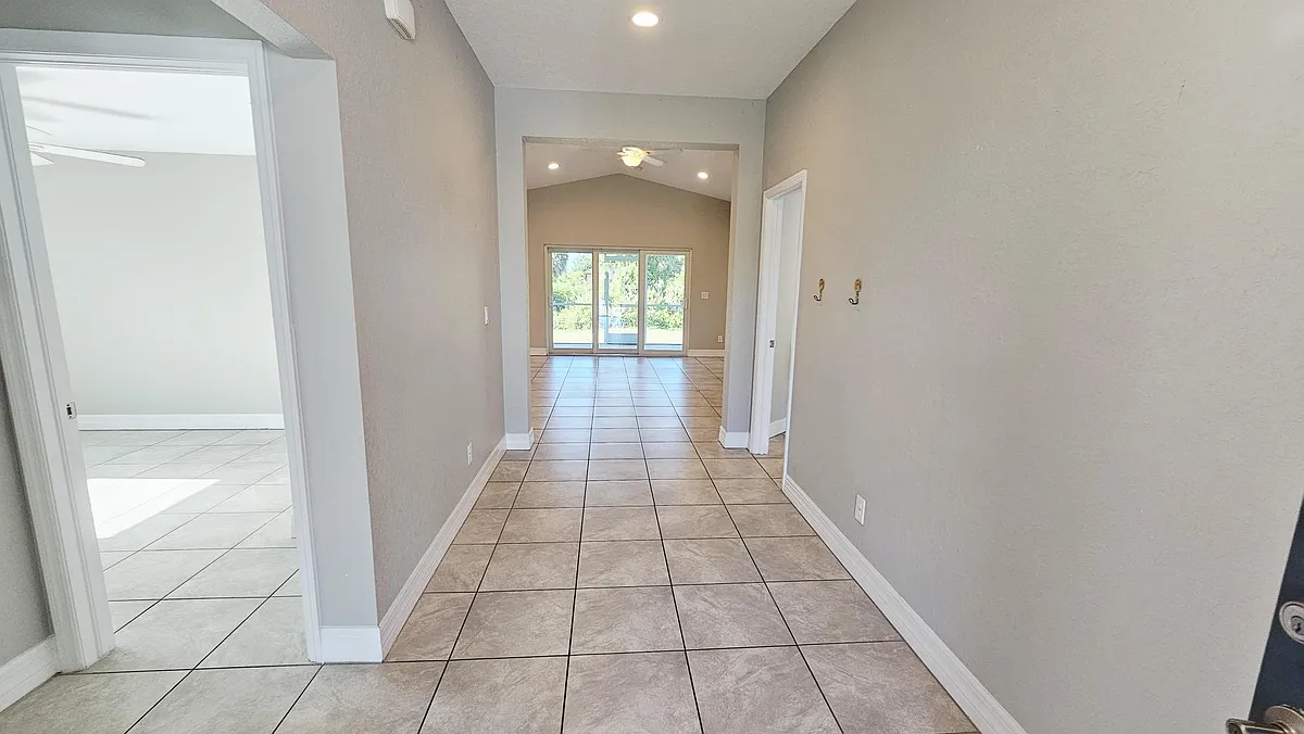 Entrance - 210 Lime Tree Park