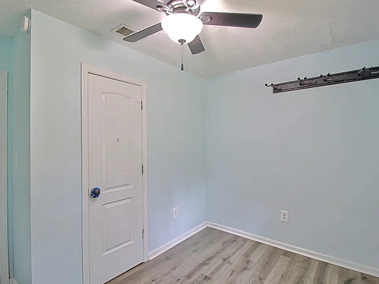 1062 Kelly Dr — Photo 12