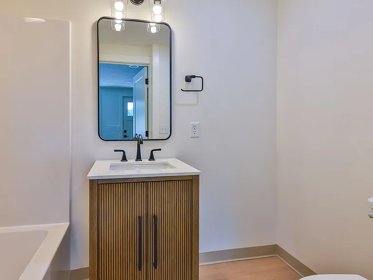 551 Elm St #14 — Photo 6