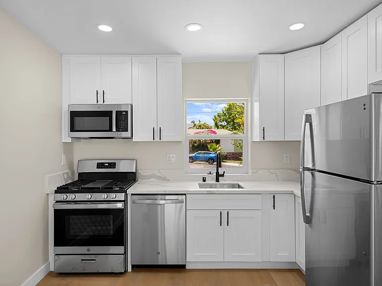 5053 Lenore Dr — Photo 3