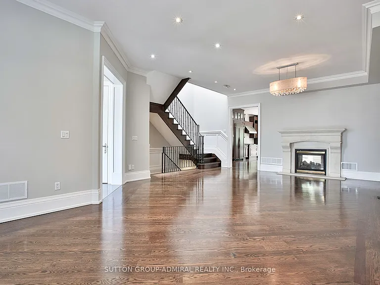 21 Dunblaine Ave — Photo 5