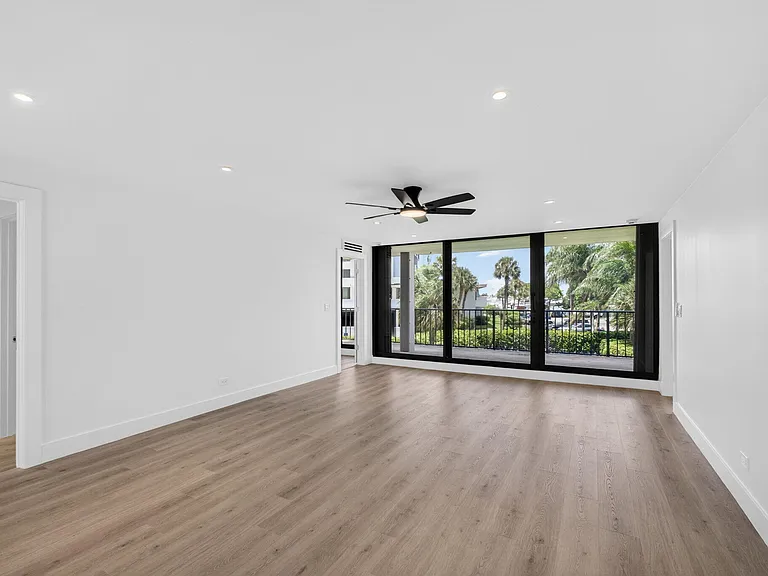 136 Lakeshore Dr — Photo 14