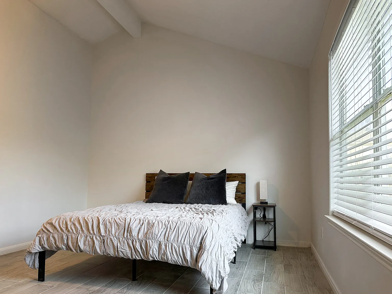 4 bed, 2.0 bath, 1550 sqft, $936 — Photo 2