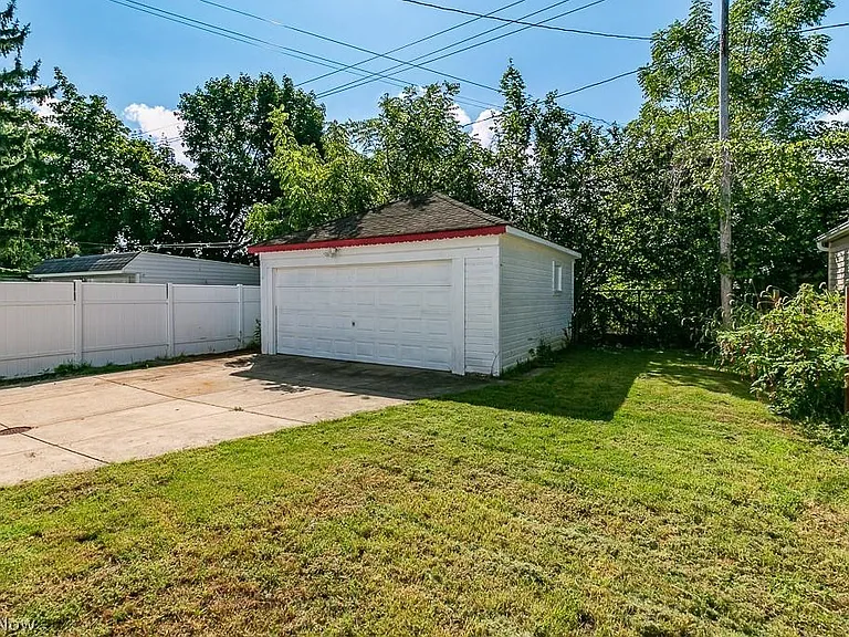 10705 Saint Mark Ave — Photo 41