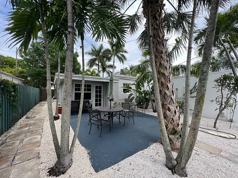 819 SW 9th Ter — Photo 26