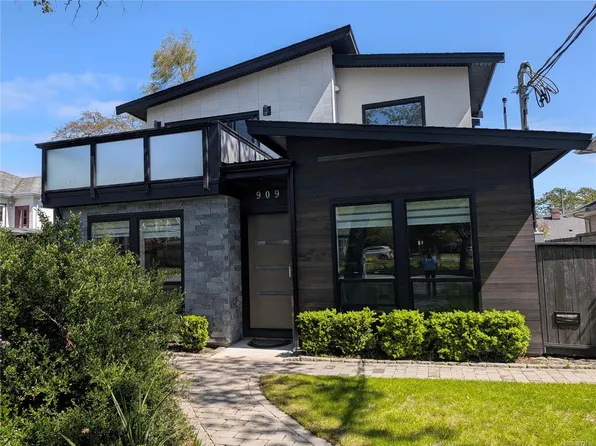 909 Bank St, Victoria, BC V8S 4B1