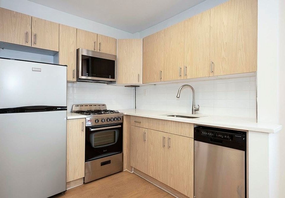 1st image of 83 Saint Marks Pl APT 3R