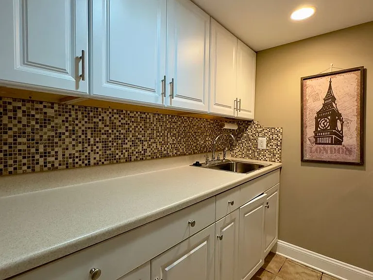 115 E Northern Pkwy — Photo 12