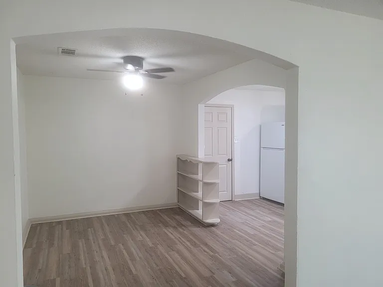 715 Lillian — Photo 2