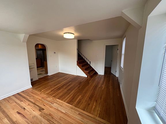 3rd image of 132 Van Buren St