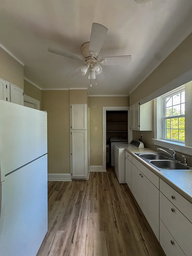 Charming 2 Bed 1 Bath Duplex in Haymount — Photo 3