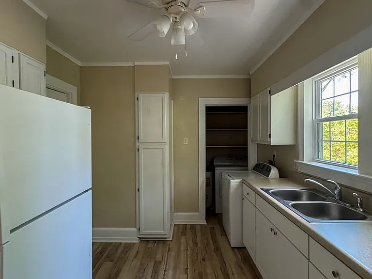 512 1/2 Westmont Dr — Photo 3