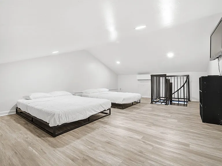 526 W Baker Ave #B — Photo 7
