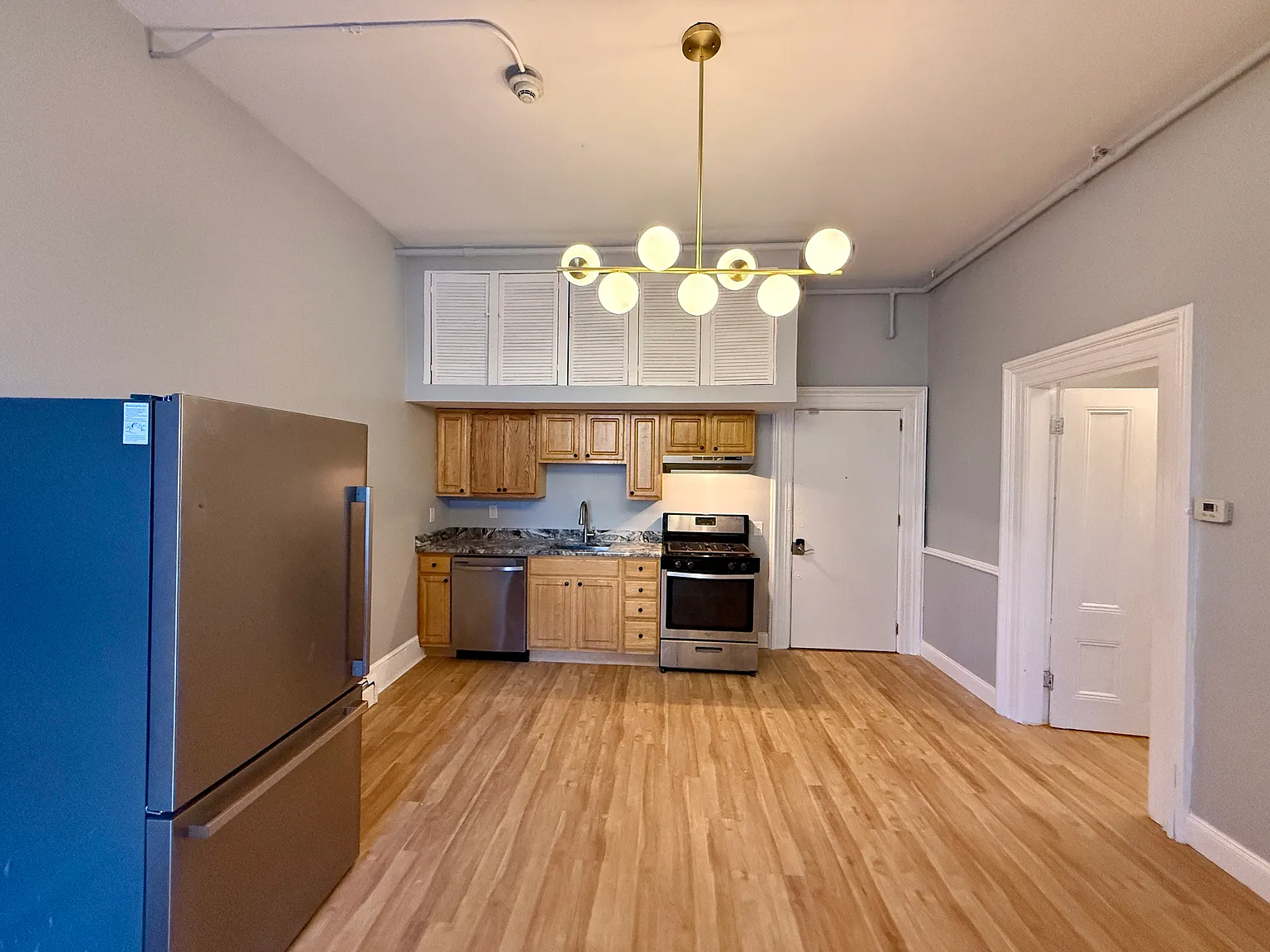 2 bed, 700 sqft, $2,300 — Photo 2