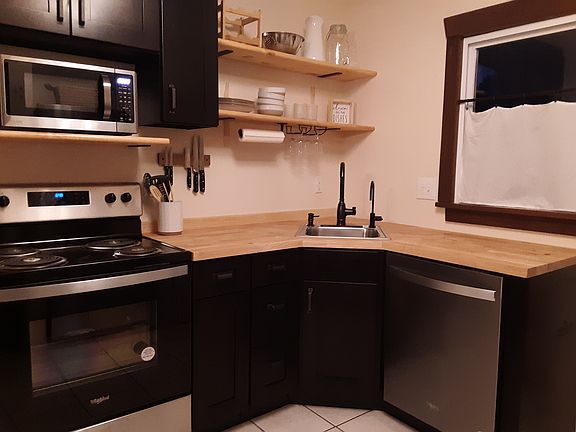 Full sized Oven, Dishwasher and Microwave. Reverse Osmosis Faucet.
