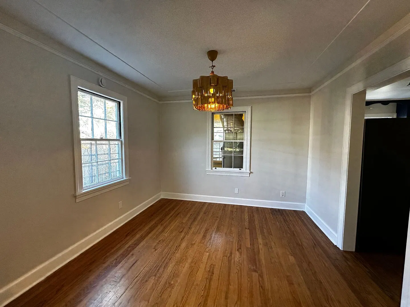 For Rent | 2 Bed 1 Bath | One-Story Bungalow With Front Porch Off Of Bull Street — Photo 3
