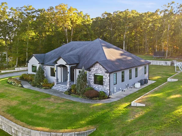 77 Kendra Cir, Swansea, MA 02777