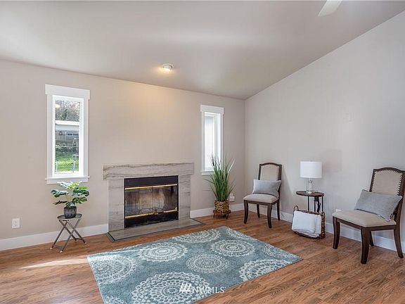 4th image of 18707 Urban Ave NE