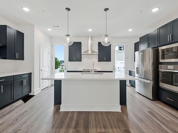 Kitchen with vast island pendant lights