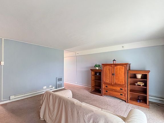 3rd image of 1910 W Hatherleigh Ct APT 2C