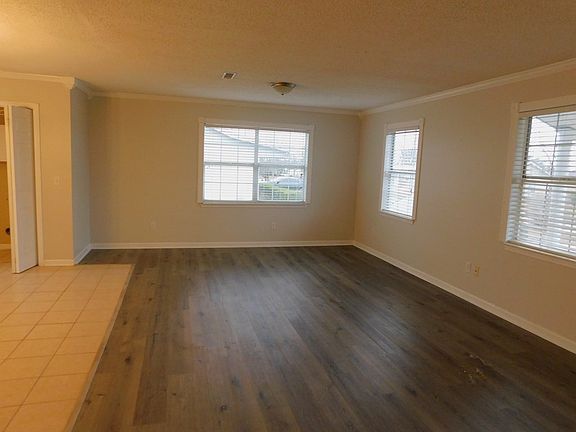 3rd image of 217 Dahlia Dr