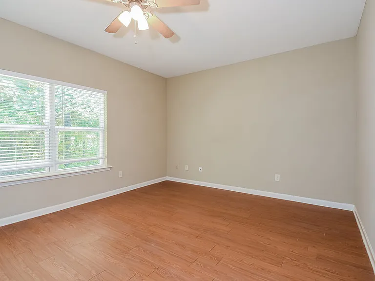 504 Hillcrest Cir — Photo 4