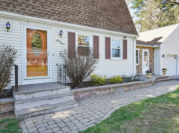 63 Country Club Dr, Westfield, MA 01085