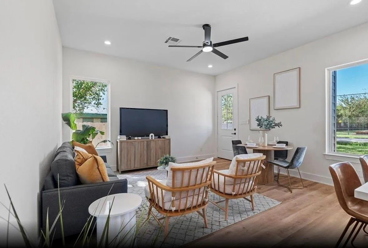3 bed, 2.0 bath, 2640 sqft, $2,200 — Photo 2